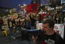 Protestujúci žiadajú prepustenie rukojemníkov zadržiavaných v pásme Gazy, v izraelskom Tel Avive. FOTO: TASR/AP
