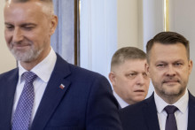 Prezident Peter Pellegrini prijal demisiu ministra investícií, regionálneho rozvoja a informatizácie Richarda Rašiho (vľavo) a menoval nového ministra Samuela Migaľa. FOTO: TASR/Martin Baumann