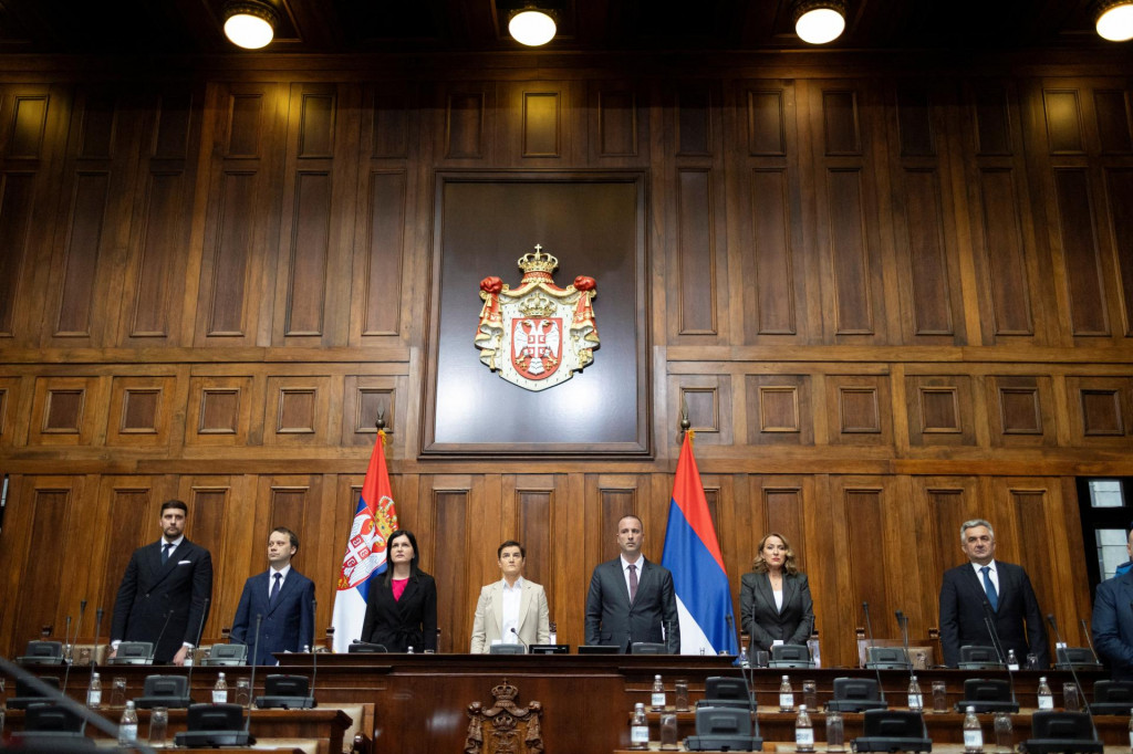 Srbskí zákonodarcovia sa zúčastňujú na otváracom zasadnutí tohtoročného jarného parlamentného zvolania, kde sa očakáva, že 4. marca 2025 zaznamenajú rezignáciu premiéra Miloša Vučeviča v srbskom Belehrade. FOTO: REUTERS