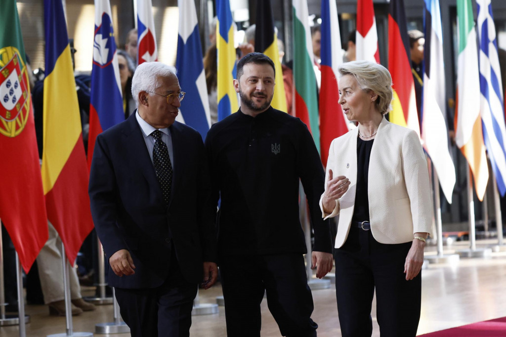 Zľava predseda Európskej rady António Costa, ukrajinský prezident Volodymyr Zelenskyj a predsedníčka Európskej komisie Ursula von der Leyenová prichádzajú na mimoriadny summit EÚ v sídle Európskej rady v Bruseli. FOTO: TASR/AP