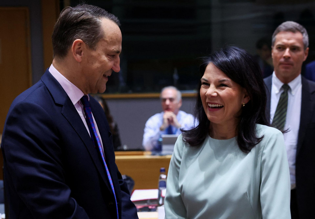 Nemecká ministerka zahraničných vecí Annalena Baerbocková a minister zahraničných vecí Poľska Radoslaw Sikorski sa zúčastňujú na stretnutí ministrov zahraničných vecí Európskej únie v Bruseli. FOTO: Reuters