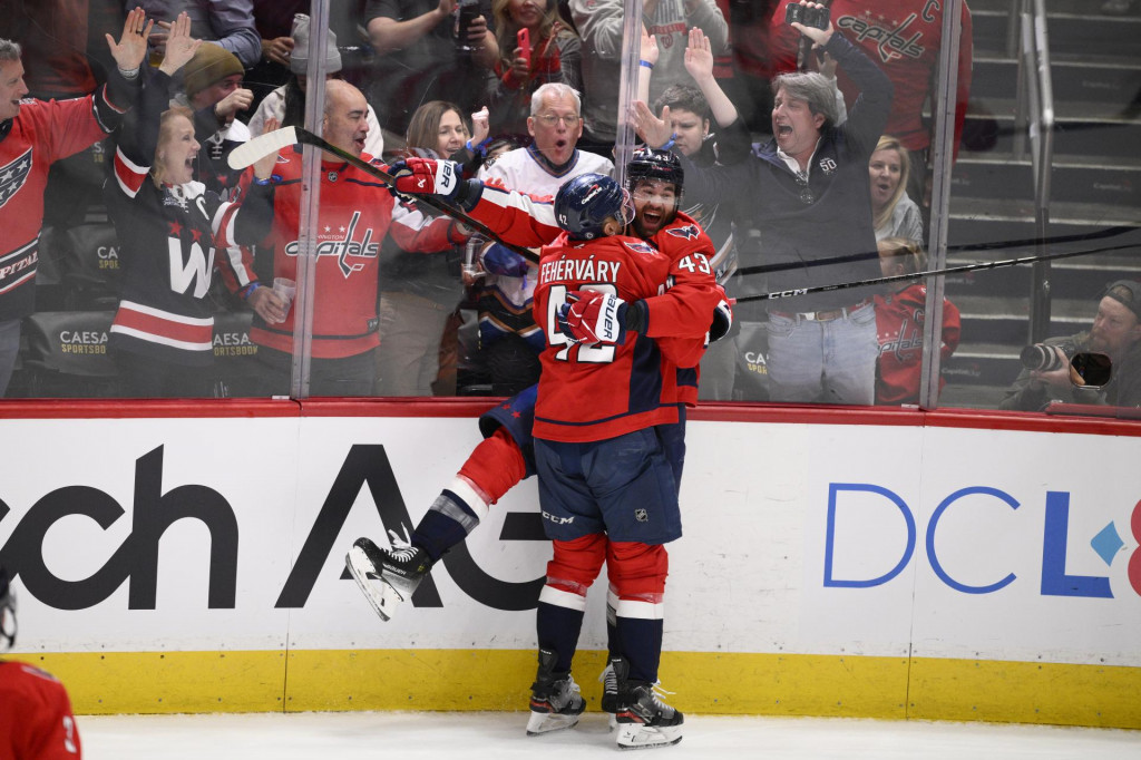 Hráč Washingtonu Capitals Tom Wilson (43) oslavuje so svojím spoluhráčom, Slovákom Martinom Fehérvárym (42) po tom, ako skóroval proti Detroitu Red Wings v zápase zámorskej hokejovej NHL Washington Capitals - Detroit Red Wings vo Washingtone 18. marca 2025. FOTO: TASR/AP