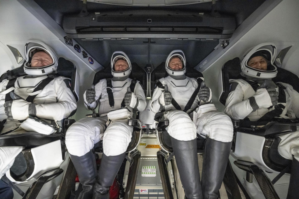 Zľava americký astronaut NASA Butch Wilmore, ruský kozmonaut Alexander Gorbunov, astronauti NASA Nick Hague a Suni Williamsová vnútri vesmírnej kapsuly po ich pristátí v Mexickom zálive.