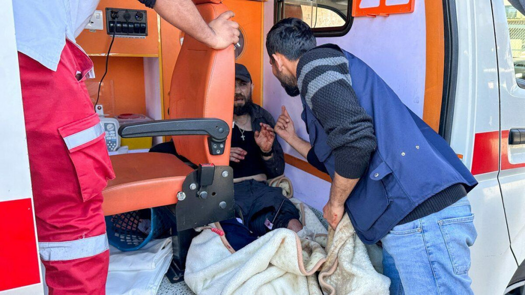 Zahraničný pracovník, ktorý bol podľa ministerstva zdravotníctva v Gaze zranený pri izraelskom nálete na veliteľstvo OSN, je privezený do nemocnice mučeníkov Al-Aksá v Deir Al-Balah v centrálnom pásme Gazy. FOTO: Reuters