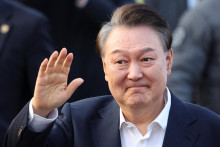 Juhokórejský obvinený prezident Jun Sok-jol máva po svojom prepustení pred väzenským centrom v Soule v Uiwangu v Južnej Kórei. FOTO: Reuters