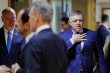 Slovenský premiér Robert Fico (vpravo) prichádza na summit Únie v Bruseli. FOTO: TASR/AP