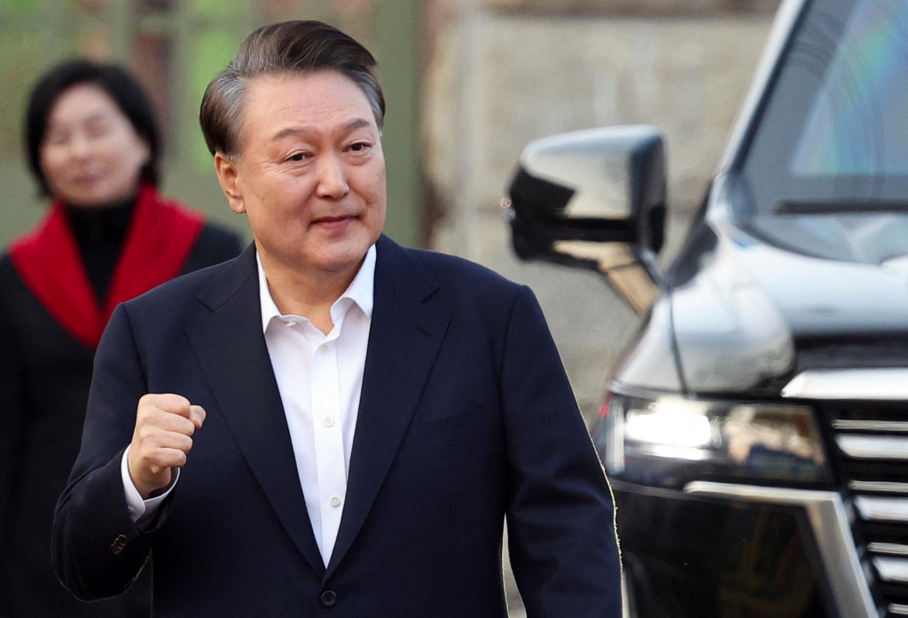 Juhokórejský obvinený prezident Jun Sok-jol po svojom prepustení pred väzenským centrom v Soule v Uiwangu v Južnej Kórei. FOTO: Reuters
