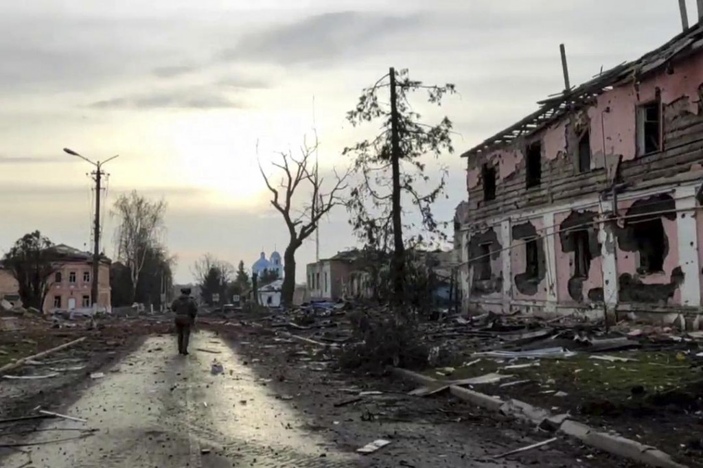 Na snímke z videa zverejnenej ruským ministerstvom obrany pohľad na zničené mesto Sudža v pohraničnej ruskej Kurskej oblasti. FOTO: TASR/AP
