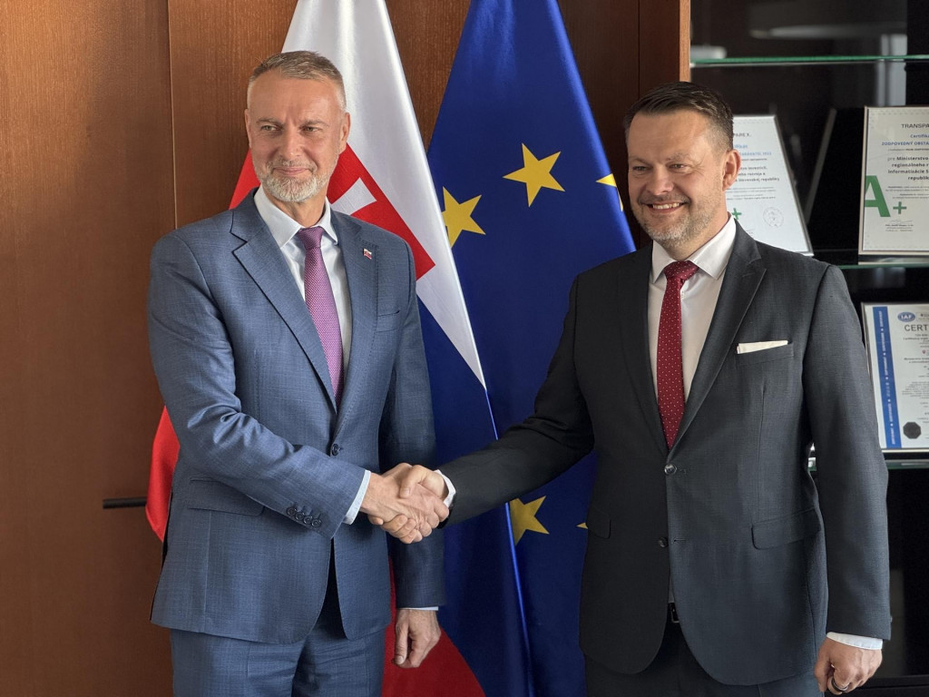 Richard Ra&scaron;i odovzd&aacute;va ministerstvo invest&iacute;ci&iacute; nov&eacute;mu &scaron;&eacute;fovi rezortu Samuelovi Migaľovi. FOTO: HN/Akos Cs&eacute;pl&ouml;