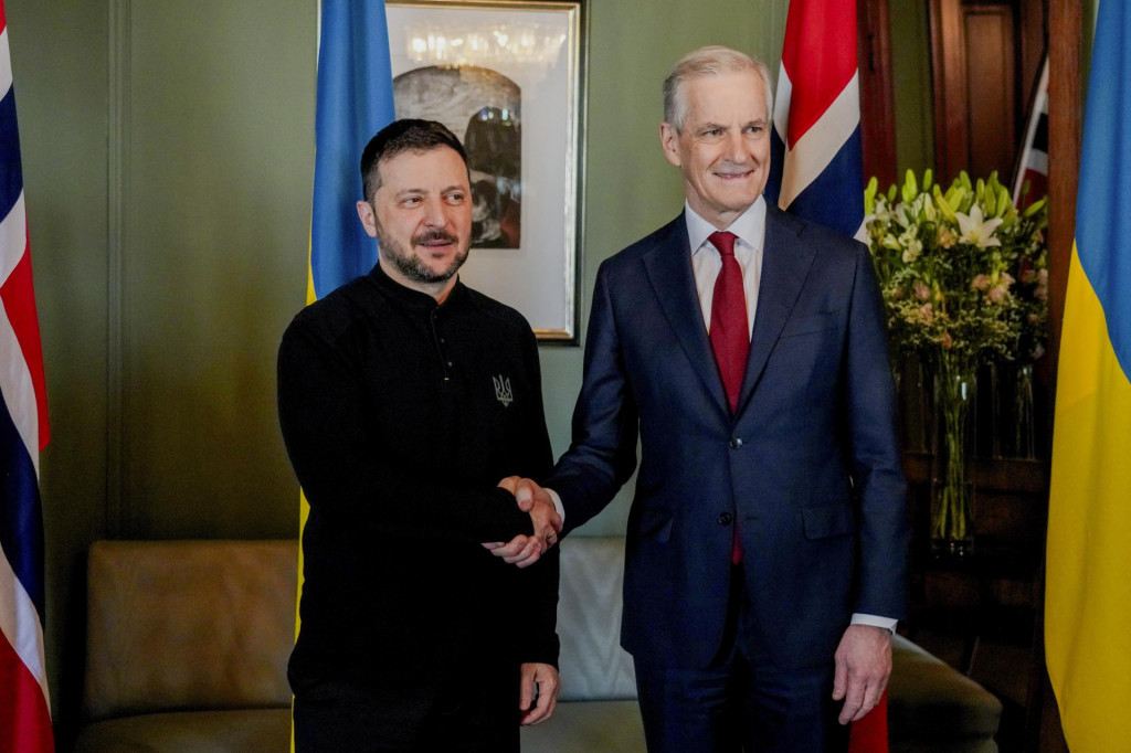 Ukrajinský prezident Volodymyr Zelenskyj (vľavo) a nórsky premiér Jonas Gahr Störe si podávajú ruky počas stretnutia v Osle vo štvrtok 20. marca 2025 v Osle. FOTO: TASR/AP