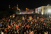 Demonštranti sa zhromaždili pred budovu radnice na protest proti zadržaniu starostu Istanbulu Ekrema Imamogla v Istanbule v stredu 19. marca 2025. FOTO TASR/AP