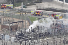 Dym stúpa z elektrickej rozvodne v blízkosti letiska Heathrow v Londýne 21. marca 2025. Požiar, ktorý v piatok v noci vypukol v rozvodni v meste Hayes približne 2,5 kilometra od londýnskeho letiska Heathrow, je podľa hasičov po približne siedmich hodinách pod kontrolou. Príčinu požiaru určí vyšetrovanie, s alternatívou úmyselného zavinenia sa zatiaľ neráta. FOTO TASR/AP
