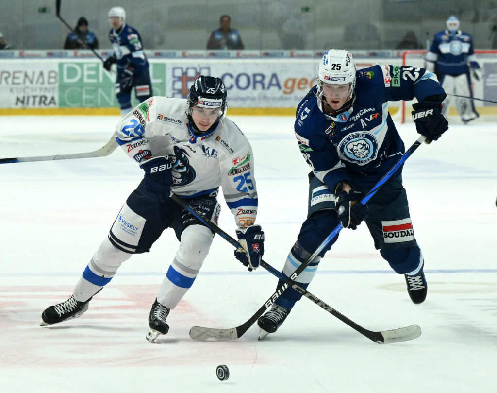 Na snímke zľava Markus Suchý (Poprad) a Samuel Buček (Nitra) v prvom zápase štvrťfinále play off hokejovej Tipos extraligy medzi HK Nitra - HK Poprad 17. marca 2025 v Nitre. FOTO TASR