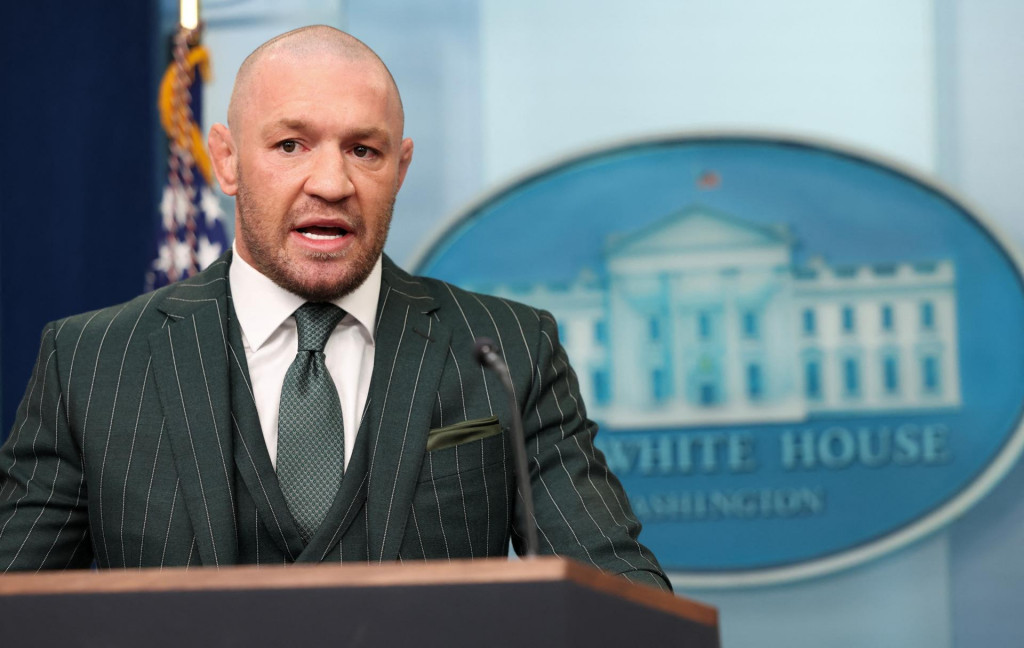 Írsky bojovník UFC Conor McGregor hovorí z rečníckeho pultu v brífingovej miestnosti počas návštevy Bieleho domu vo Washingtone v USA. FOTO: Reuters