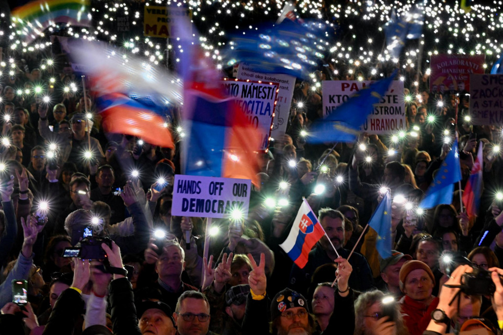 Ľudia na protivl&aacute;dnom proteste v Bratislave, 21. marca 2025. FOTO: REUTERS