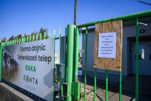 Nápis farmy dojníc v obci Baka, v okrese Dunajská Streda 21. marca 2025. FOTO: TASR/Jaroslav Novák