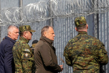 Návštevu na hraniciach Tusk zorganizoval po tom, čo poľskí zákonodarcovia prijali vládny návrh zákona, ktorý na poľsko-bieloruskej hranici pozastavuje právo na azyl. FOTO: REUTERS
