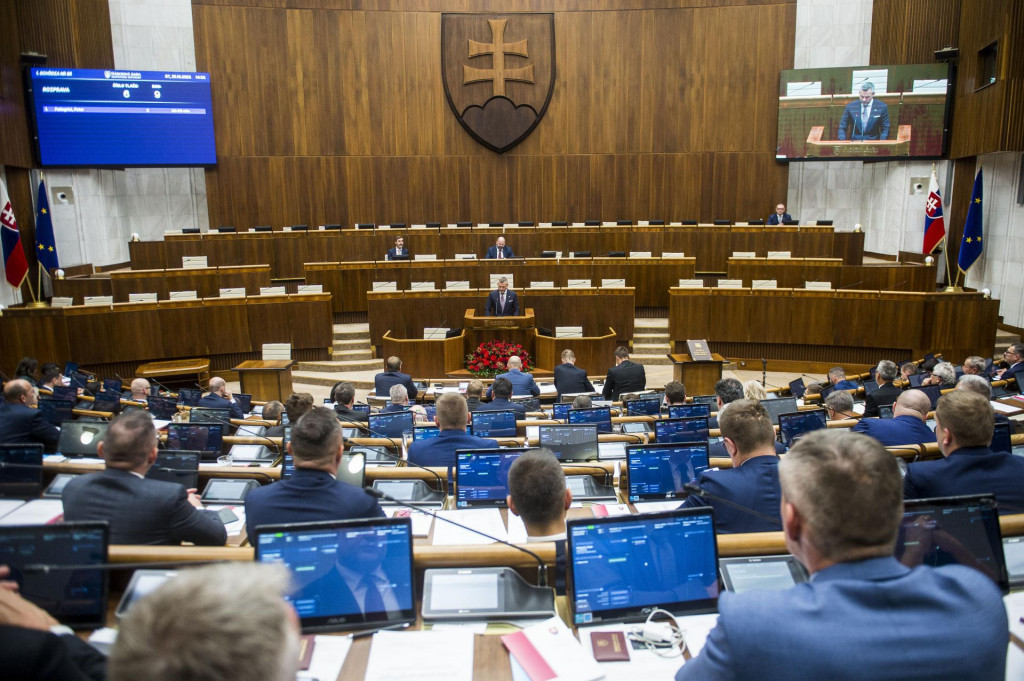 Parlament má zároveň hlasovať o vládnych novelách z dielne ministerstva športu, hlasovanie sa presunulo z predchádzajúcej schôdze pre nezhody v koalícii. FOTO: TASR/Jakub Kotian