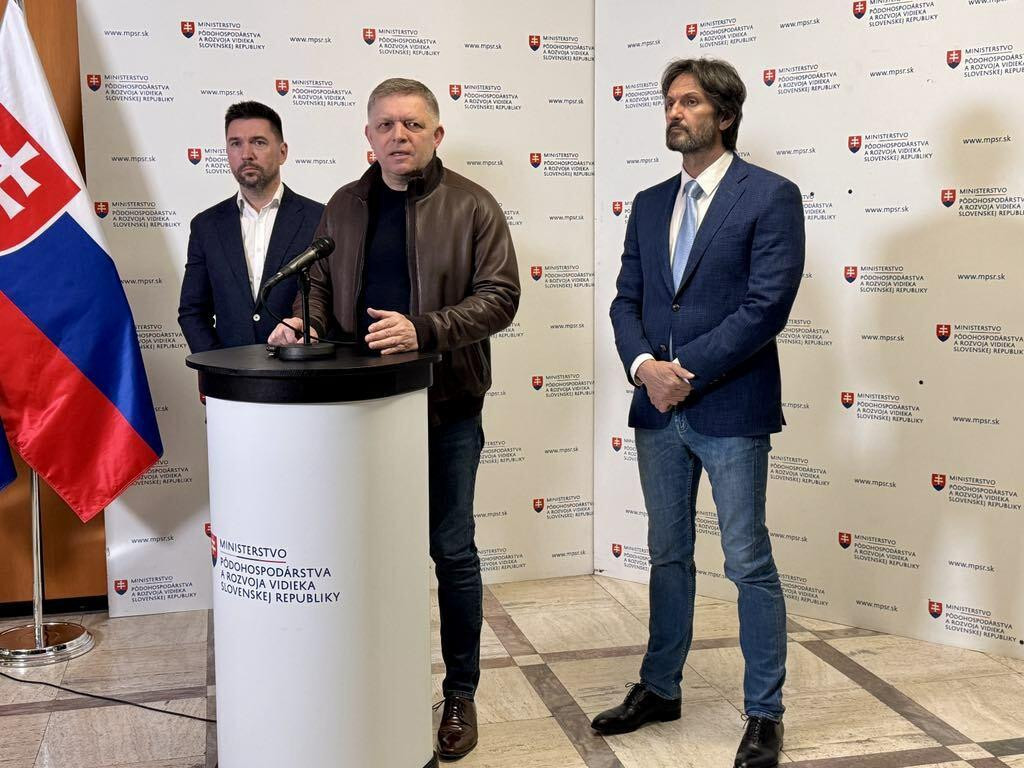 Premi&eacute;r Robert Fico (v strede), minister p&ocirc;dohospod&aacute;rstva Richard Tak&aacute;č (vľavo) a minister obrany Robert Kaliň&aacute;k informuj&uacute; o situ&aacute;cii s v&yacute;skytom slintačky a kr&iacute;vačky na Slovensku. FOTO: HN/Akos Cs&eacute;pl&ouml;