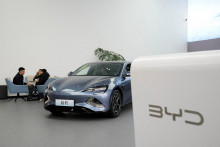 Elektrické vozidlo BYD Seal (EV) je vystavené v predajni áut v Šanghaji. FOTO: REUTERS