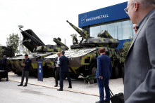 Systém protivzdušnej obrany krátkeho dosahu Skyranger 30 vyrobený spoločnosťou Rheinmetall je vystavený na medzinárodnom veľtrhu pozemnej a protivzdušnej obrany a bezpečnosti Eurosatory vo Villepinte vo Francúzsku, 17. júna 2024. FOTO: REUTERS