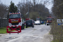 Na snímke vozidlá Hasičského a záchranného zboru počas dezinfekcie áut vychádzajúcich z obce Baka v okrese Dunajská Streda v sobotu 22. marca 2025. Ochorenie slintačky a krívačky zatiaľ nepostihlo ďalšie chovy okrem troch nachádzajúcich sa na juhu Slovenska v obciach Medveďov, Ňárad a Baka. Tam bolo ochorenie potvrdené v piatok (21. 3.). Aktuálne sa začína s usmrcovaním dobytka na farme v Bake. Hlavným cieľom je, aby sa nákaza ďalej nešírila. FOTO TASR - Jakub Kotian *** Local Caption *** postrek hasiči HaZZ FOTO: Jakub Kotian