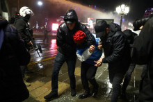 Policajti zadržali demonštranta počas protestu v deň, keď bol starosta Istanbulu Ekrem Imamoglu zatknutý. FOTO: Reuters