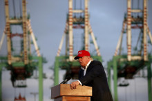 Republikánsky kandidát na prezidenta USA Donald Trump hovorí na USS Iowa pred prístavom Los Angeles v San Pedro, Los Angeles, Kalifornia, Spojené štáty americké 15. septembra 2015. FOTO: REUTERS