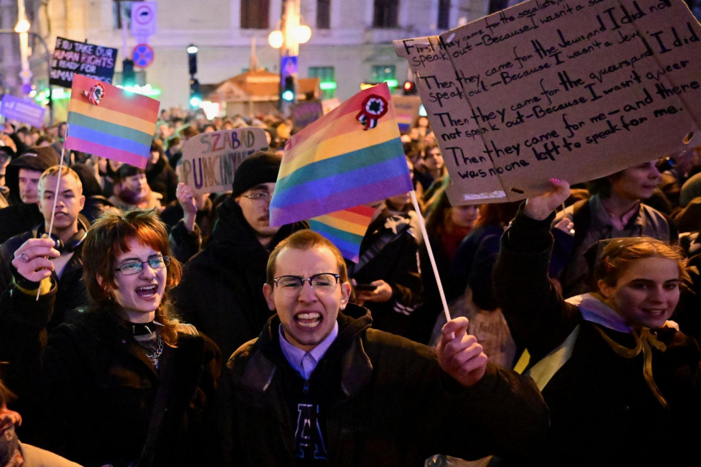 Ľudia protestujú v Budapešti po urýchlenej legislatíve parlamentu, ktorá zakazuje každoročný pochod Pride (18. marca 2025). FOTO: Reuters