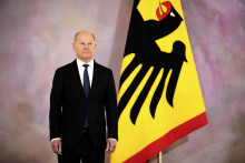 Dosluhujúci nemecký kancelár Olaf Scholz. FOTO: TASR/AP