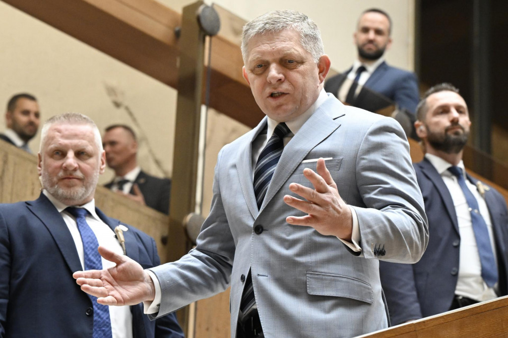 Predseda vl&aacute;dy Robert Fico po vyhl&aacute;sen&iacute; k aktu&aacute;lnej situ&aacute;cii v s&uacute;vislosti s ochoren&iacute;m slintačky a kr&iacute;vačky. FOTO: TASR/Pavel Neubauer