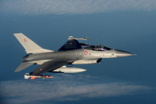 Dánske stíhacie lietadlo F16 demonštruje zachytenie dopravného lietadla belgických vzdušných síl pri prelete nad Dánskom 14. januára 2020 v rámci cvičení NATO s cieľom odradiť ruské lietadlá od vstupu do spojeneckého vzdušného priestoru. FOTO: REUTERS