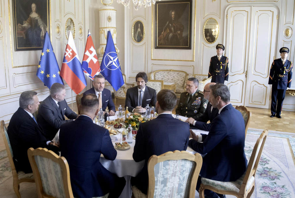 Prezident SR Peter Pellegrini zvolal okr&uacute;hli st&ocirc;l k ot&aacute;zke zvy&scaron;ovania obranyschopnosti Slovenskej republiky a možn&eacute;mu navy&scaron;ovaniu obrann&yacute;ch v&yacute;davkov. FOTO:TASR - Martin Baumann FOTO: Martin Baumann