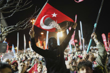 Demonštranti vykrikujú heslá počas protestu proti zadržaniu a uväzneniu starostu Istanbulu Ekrema Imamogla v Istanbule. FOTO: TASR/AP