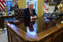 Americký prezident Donald Trump v oválnej pracovni. 26, marca 2025. FOTO: REUTERS