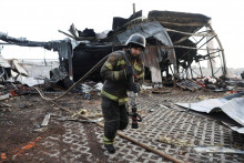 Hasič pracuje medzi ruinami spôsobenými zásahom ruského dronu v priemyselnej oblasti v Charkove. FOTO: Reuters