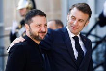 Francúzsky prezident Emmanuel Macron víta ukrajinského prezidenta Volodymyra Zelenského pri príchode na stretnutie s európskymi lídrami v Elyzejskom paláci. FOTO: Reuters