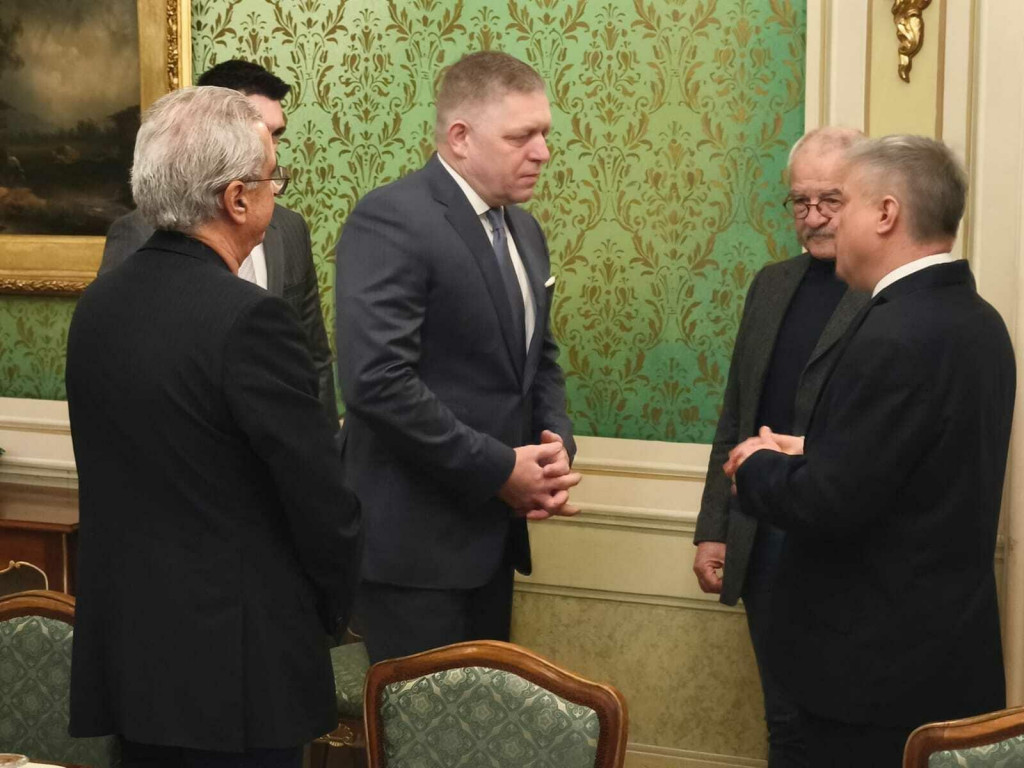 Premi&eacute;r Robert Fico sa vo &scaron;tvrtok r&aacute;no na &Uacute;rade vl&aacute;dy stretol s odborn&iacute;kmi Eur&oacute;pskej komisie na n&aacute;kazu slintačky a kr&iacute;vačky. FOTO: HN/Ondrej Marek