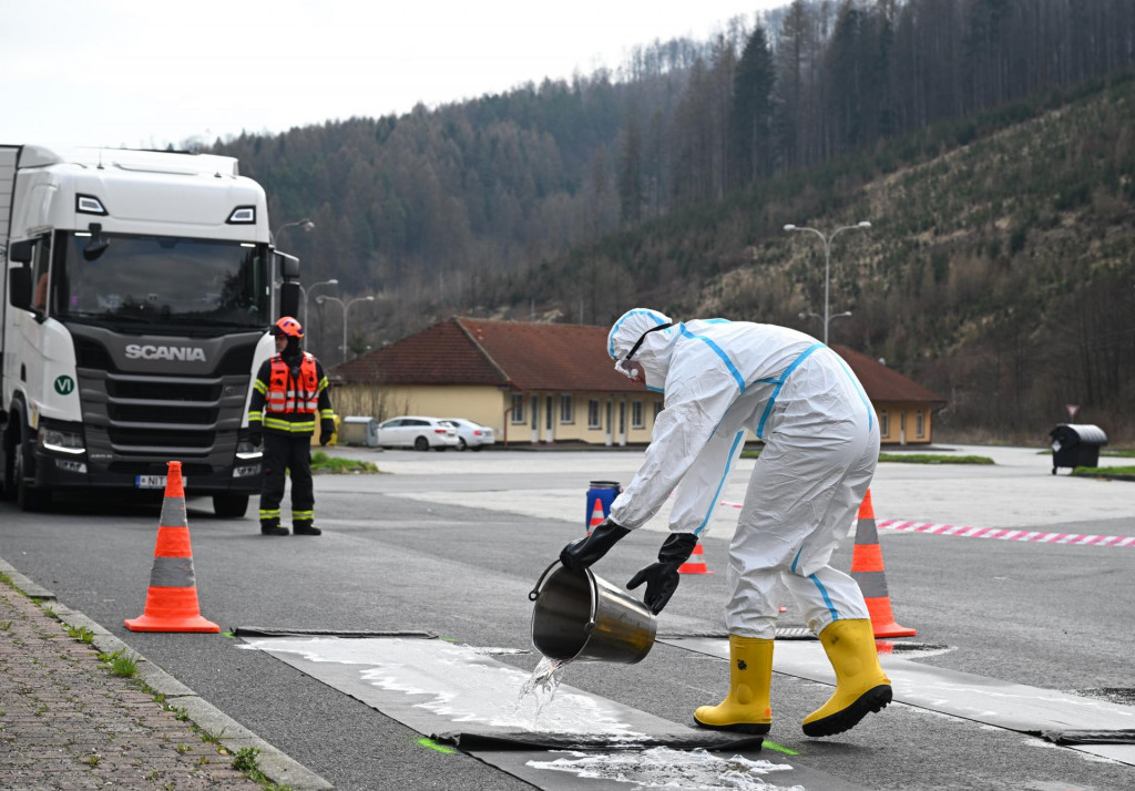 Na snímke hasiči a dezinfekčný brod na hraničnom priechode Drietoma - Sarý Hrozenkov na hranici s Českou republikou. FOTO: TASR/Martin Medňanský