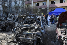 Zničené autá v Dnipre. FOTO: Reuters