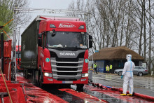 Kamión prechádza dezinfekčnou bránou v obci Medveďov v okrese Dunajská Streda počas výskytu slintačky a krívačky. FOTO: TASR/Milan Drozd