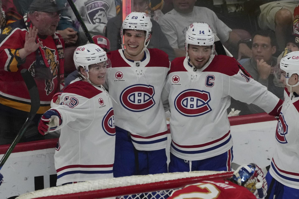 Slovensk&yacute; hokejista Montrealu Canadien Juraj Slafkovsk&yacute; (20) sa te&scaron;&iacute; so spoluhr&aacute;čmi z g&oacute;lu počas z&aacute;pasu z&aacute;morskej NHL Florida Panthers - Montreal Canadiens. FOTO: TASR/AP