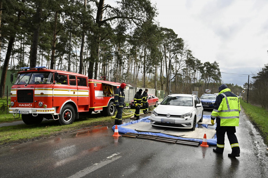 Prejazd vozidiel cez dezinfekčný brod pred vstupom do obce Plavecký Štvrtok v okrese Malacky. FOTO: TASR/Pavel Neubauer