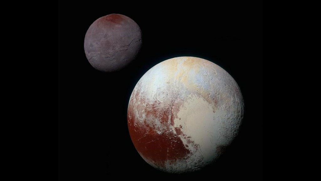 Kompozícia vylepšených farebných snímok Charóna (vľavo hore) a Pluta (vpravo dole), ktoré nasnímala sonda New Horizons.