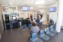 Urgent v bratislavskej Nemocnici Bory funguje od pondelka (4.9.) v plnej prev?dzke. Urgentn? starostlivos? bude poskytova? iba dospel?m pacientom. Ro?ne tam pl?nuj? o?etri? 40.000 ?ud?. Urgentn? pr?jem sp???ali postupne, od piatka (1. 9.) fungoval pre vozidl? z?chrannej zdravotnej slu?by. Na sn?mke ?ak?re? urgentn?ho pr?jmu v pondelok 4. septembra 2023 v bratislavskej Nemocnici Bory. FOTO TASR - Martin Baumann *** Local Caption *** profil urgentn? pr?jem urgent ?ak?re? FOTO: Martin Baumann