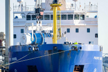 Loď prepravujúca rádioaktívny odpad z Veľkej Británie do Nemecka kotví napriek protestom aktivistov v prístave Nordenham. FOTO TASR/DPA