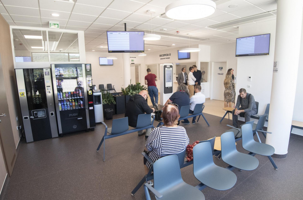 Urgent v bratislavskej Nemocnici Bory funguje od pondelka (4.9.) v plnej prev?dzke. Urgentn? starostlivos? bude poskytova? iba dospel?m pacientom. Ro?ne tam pl?nuj? o?etri? 40.000 ?ud?. Urgentn? pr?jem sp???ali postupne, od piatka (1. 9.) fungoval pre vozidl? z?chrannej zdravotnej slu?by. Na sn?mke ?ak?re? urgentn?ho pr?jmu v pondelok 4. septembra 2023 v bratislavskej Nemocnici Bory. FOTO TASR - Martin Baumann *** Local Caption *** profil urgentn? pr?jem urgent ?ak?re? FOTO: Martin Baumann