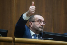 Predseda poslaneckého klubu Hlasu Róbert Puci nechcel diskutovať s opozíciou o zmrazení poslaneckých platov. FOTO: TASR/J. Kotian