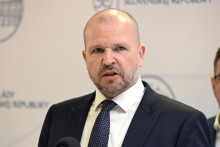 Predseda SPPK Andrej Gajdoš počas vyhlásenia k aktuálnej situácii v súvislosti s ochorením slintačky a krívačky. FOTO: TASR/P. Neubauer


FOTO: Pavel Neubauer