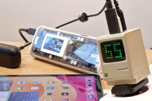 Vyzerá ako keby ste legendárny Apple Macintosh 128K omylom vyprali na 90 stupňov Celzia a on sa zrazil na zlomok veľkosti. Odpusťme mu historickú nepresnosť, vzorový počítač mal obrazovku čiernobielu, nie monochromatickú so zeleným luminoforom, ktoré boli doménou skôr IBM PC.